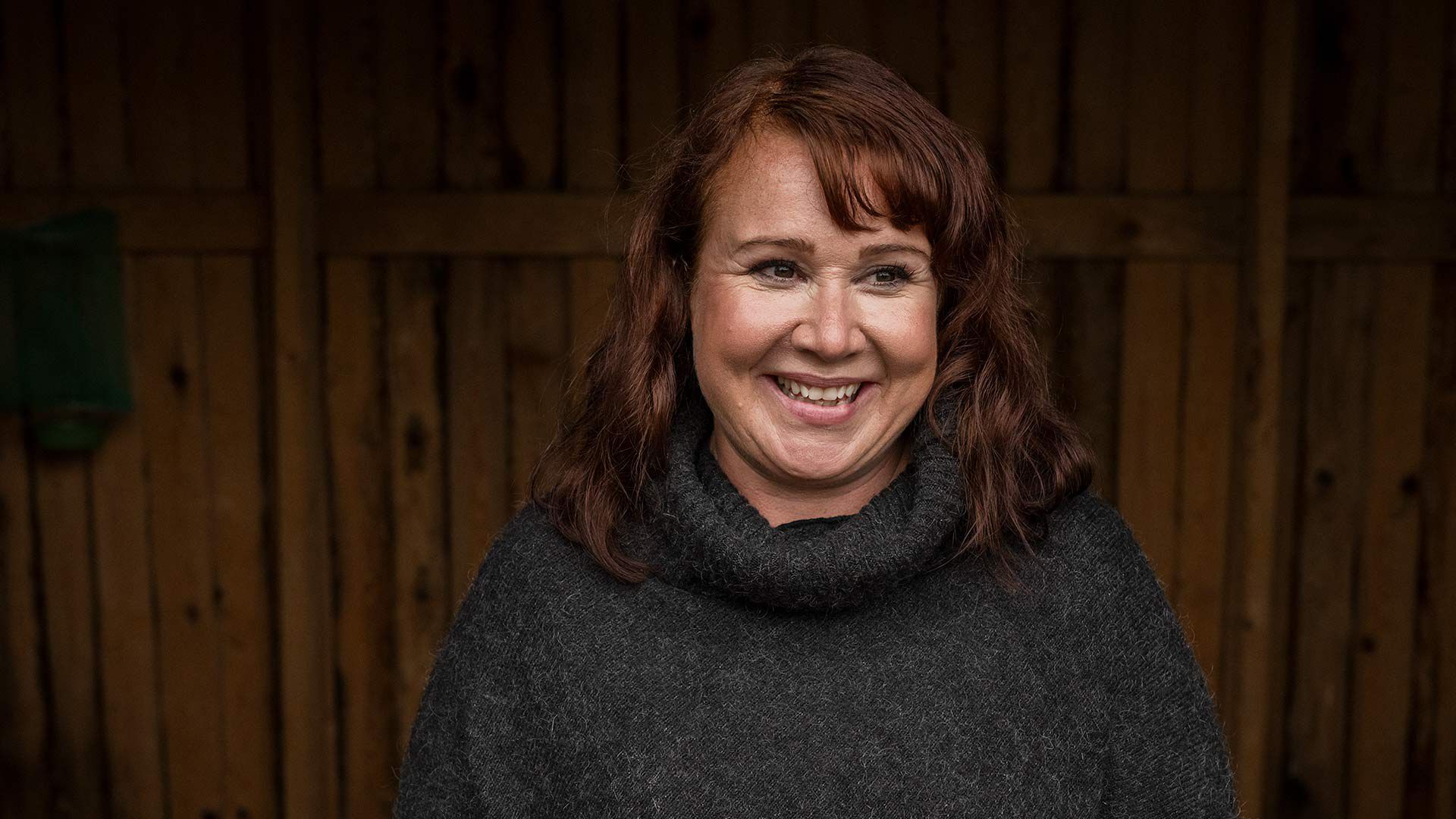 Linssileikkauksessa k&auml;ynyt Nana Hjelt sein&auml;n edess&auml; hymyillen